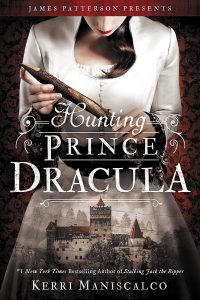 De boekomslag van Hunting Prince Dracula van Kerri Maniscalco. Er staat een vrouw op met Dracula's kasteel in de achtergrond.