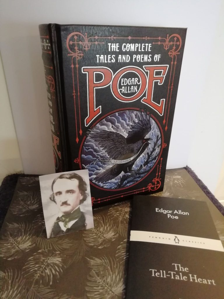 Je ziet de twee boeken die ik heb van Edgar Allan Poe en een kleine foto van hemzelf.